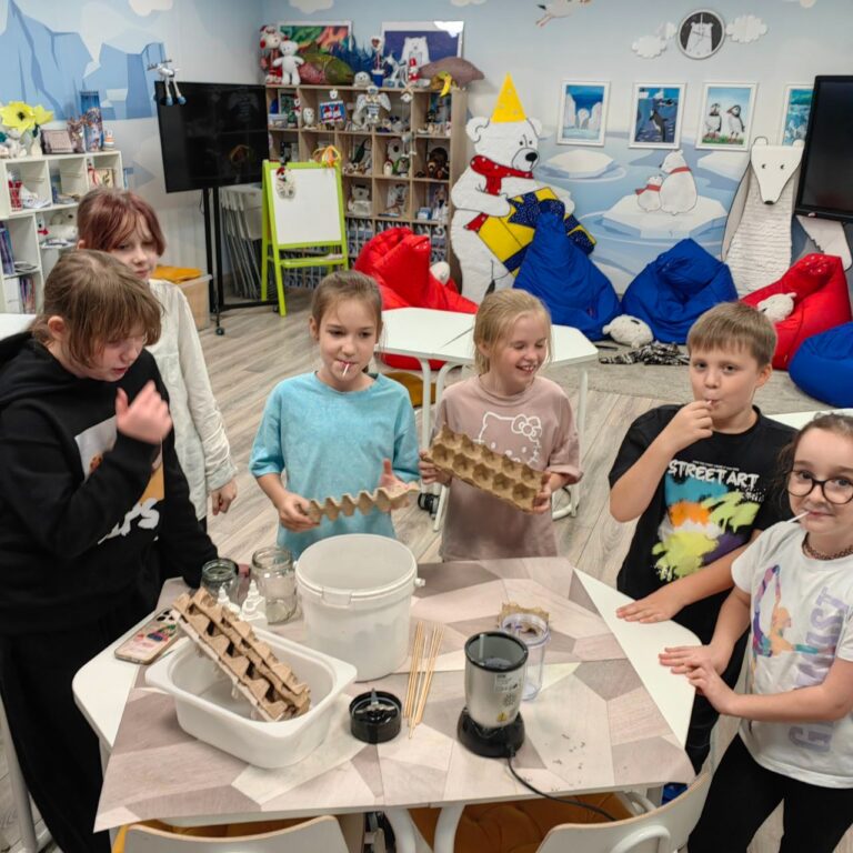 «Белый медведь среди льдин и торосов»